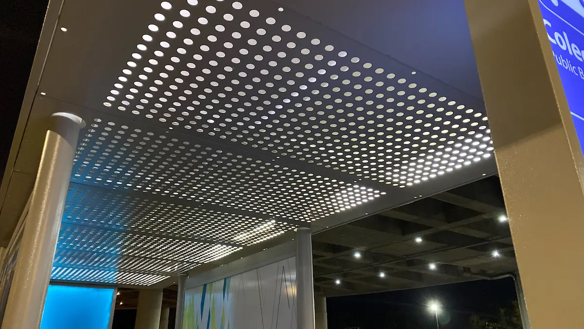 Detalle del techo con iluminacion LED perforado de un refugio urbano