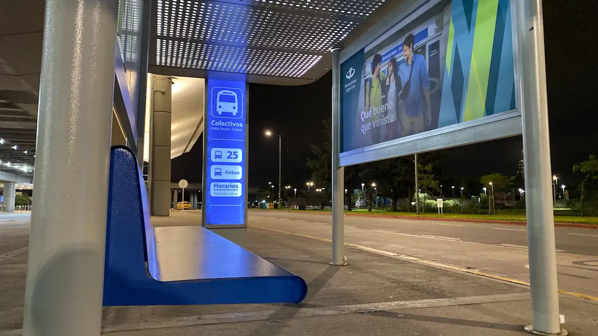 Interior de refugio modular con asientos azules e iluminacion LED