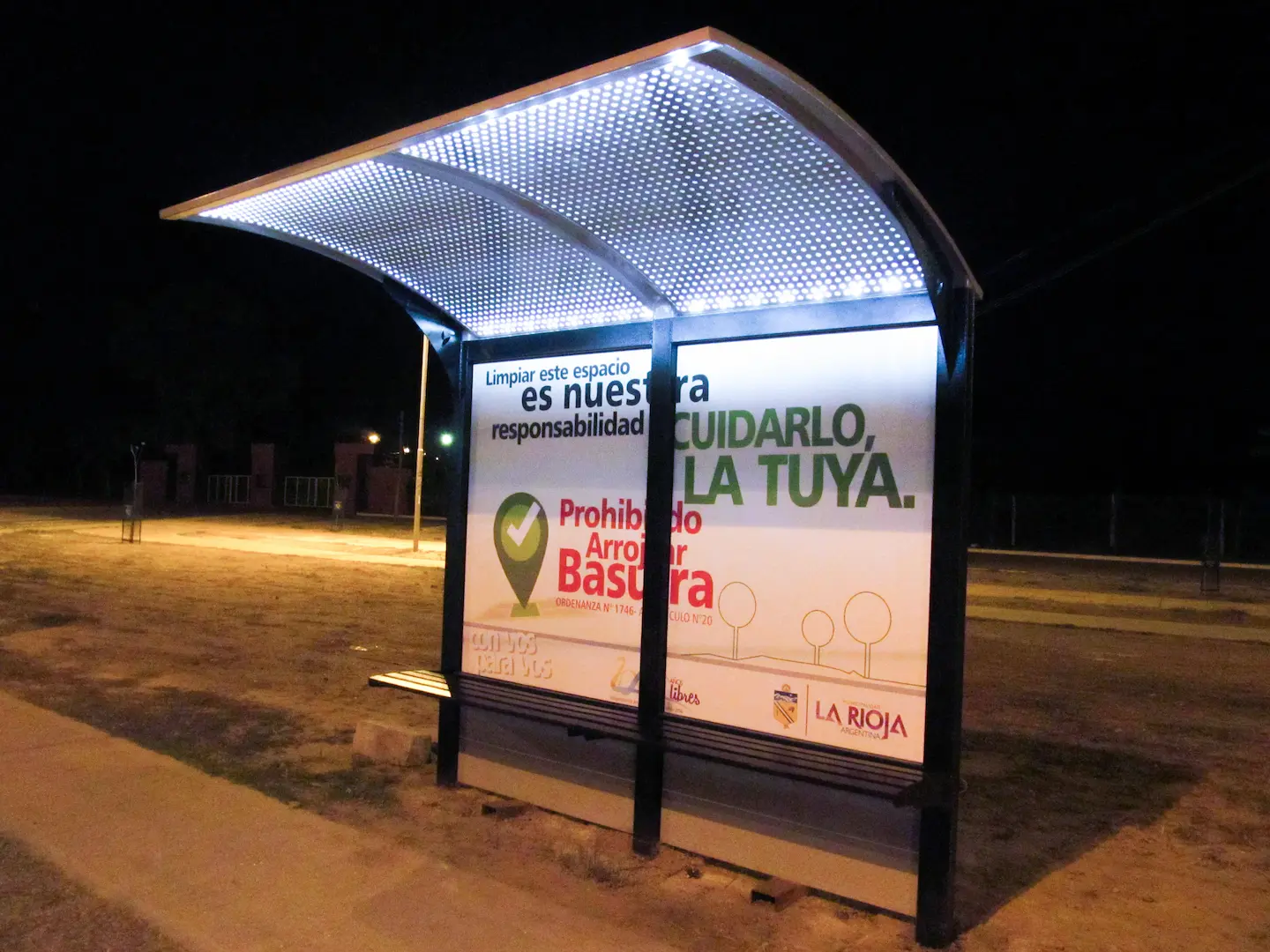 Vista nocturna de la estacion con senal iluminada